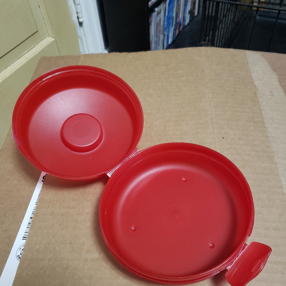 Tupperware bagel container